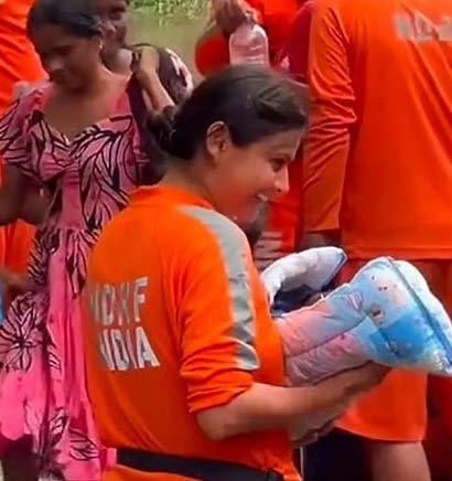 இலங்கை வெள்ளத்தில் சிக்கிய குழந்தையை  பத்திரமாக மீட்ட இந்திய மீட்பு குழுவினர்